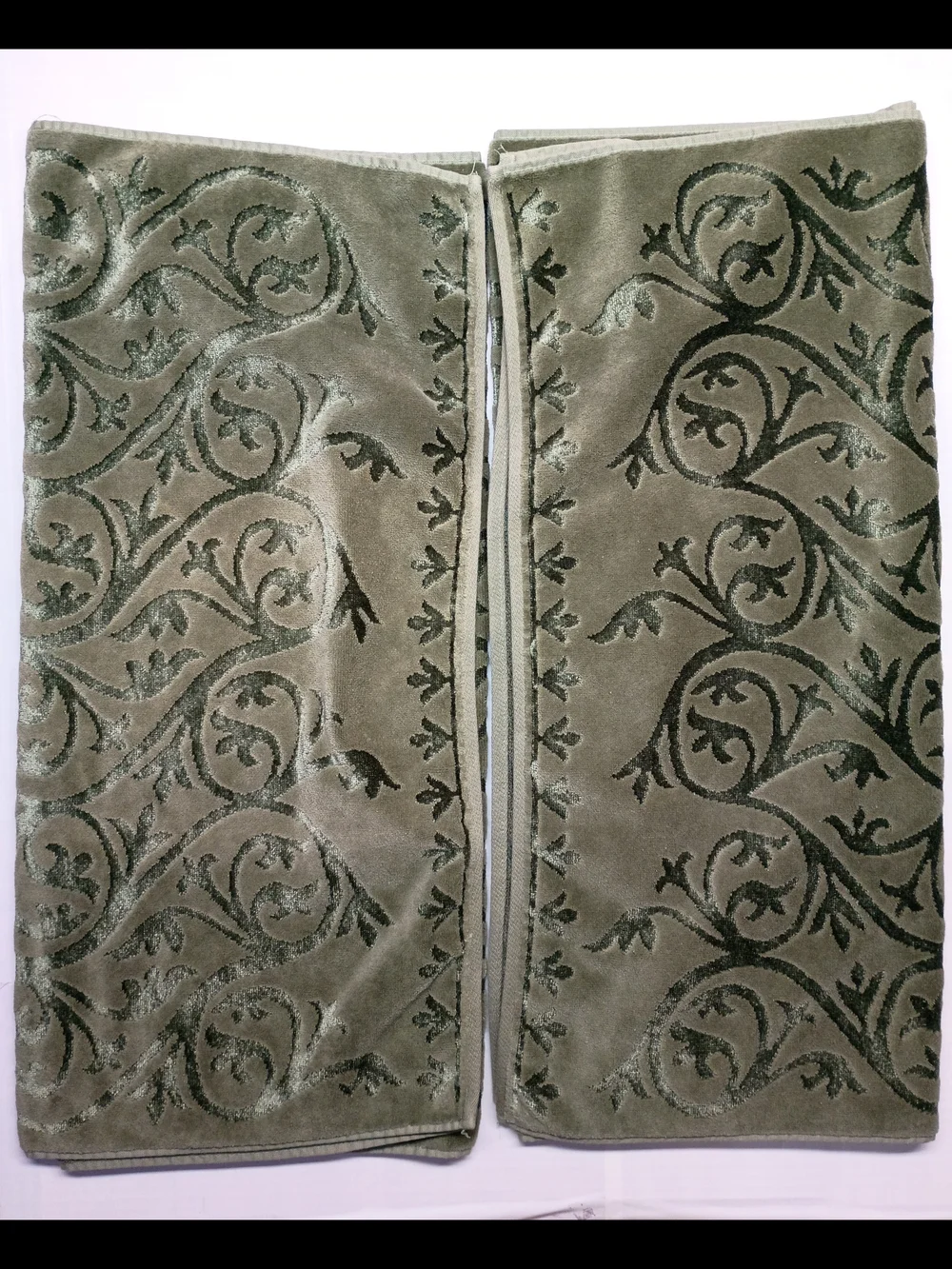 2 Green Decorative Bath Towel with Scroll Pattern